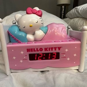 Hello Kitty- Dual alarm clock radio with night light and digital tuning